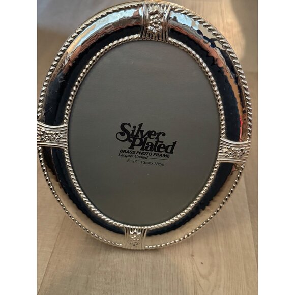 Silver Plated Oval Brass Photo Frame 5"x7" Lacquer Coated With Intricate Design - Picture 2 of 7